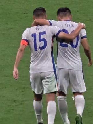 工体今天就不该玩啥TIFO，就应该专心踢球，结果想的太多，被申花这俩老家伙给。。