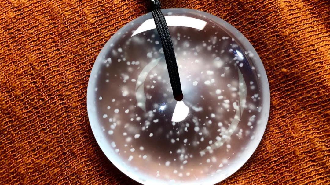 翡翠中的雪花棉，是冰肌藏雪韵的空灵，点点清莹如揉碎的星光，在通透底子中飘洒出诗意与浪漫。