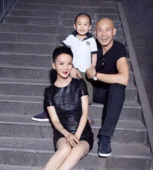 当年，27岁的谢兰嫁给大自己11岁的师小红，两人约好了丁克，不要孩子，因为她的父