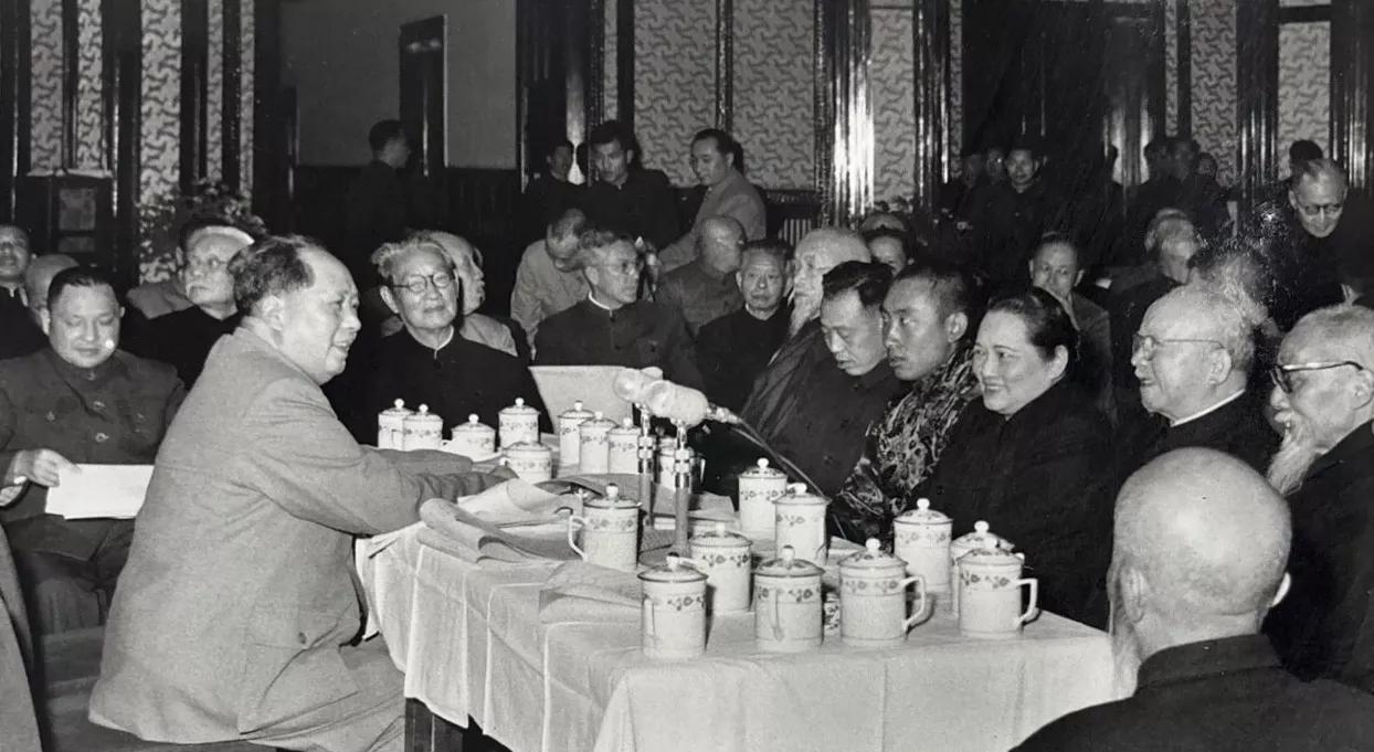 毛主席与民主人士，及人民代表们在一起，亲切交谈，笑容满面，举止温柔，笑容灿烂，喜