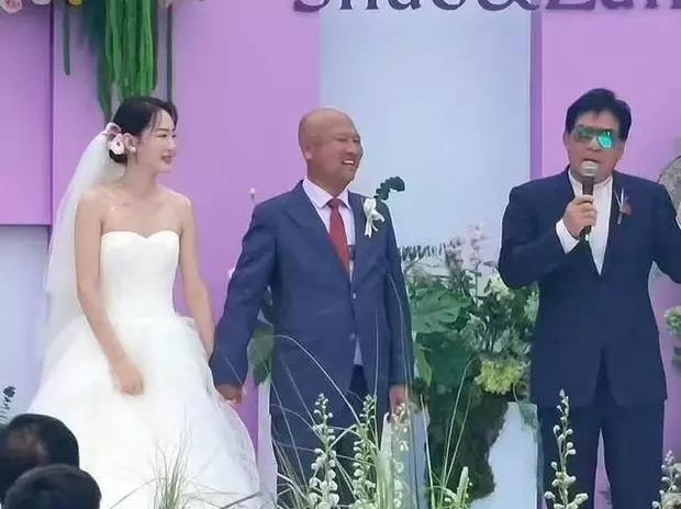 陈佩斯朱时茂罕见同框！富豪婚礼穿布鞋吃路边摊，网友：这俩老艺术家，一辈子活得太透