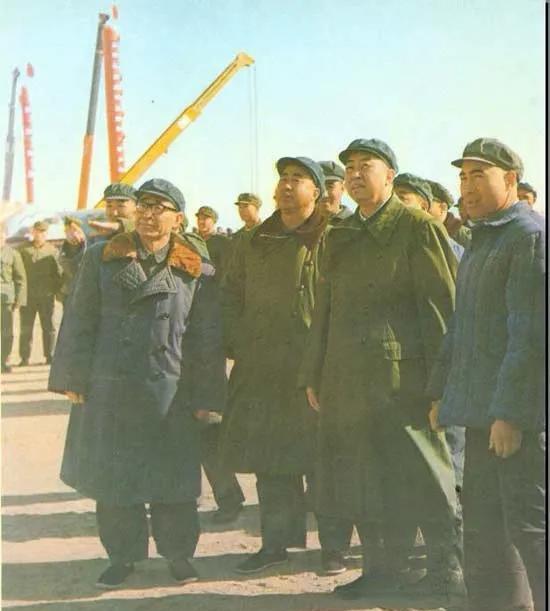 1977年华国锋视察大庆油田珍贵老照片，这是在视察大庆油建会战新区，可以看到，身