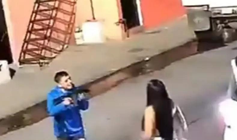 女子作死砸车，老铁开枪送她走











这事儿简直让人不敢相信！一个