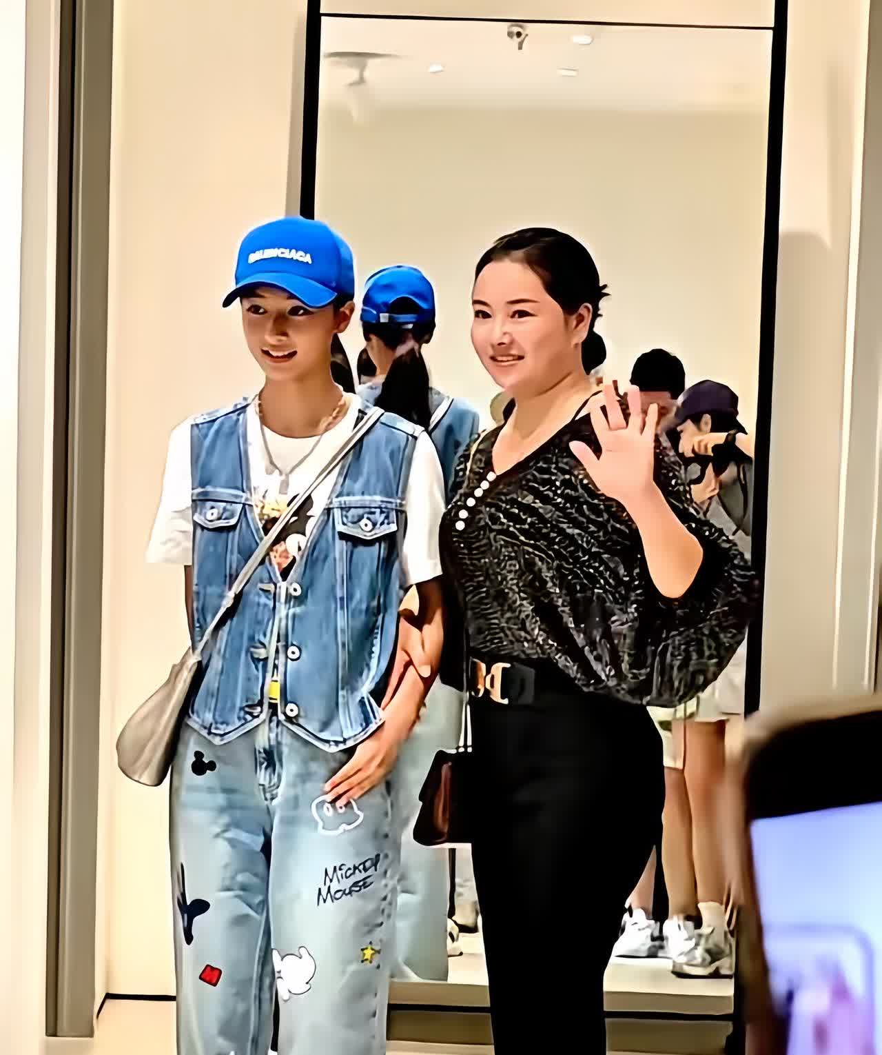 近日，大红的七七才14岁，走到哪都有妈妈的陪护，如果被导演于正签约的话，少不了要