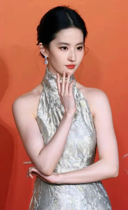 刘亦菲天生丽质，面容精致且气质出众，堪称“人美底子好”的绝佳范例。无论是身着闪耀
