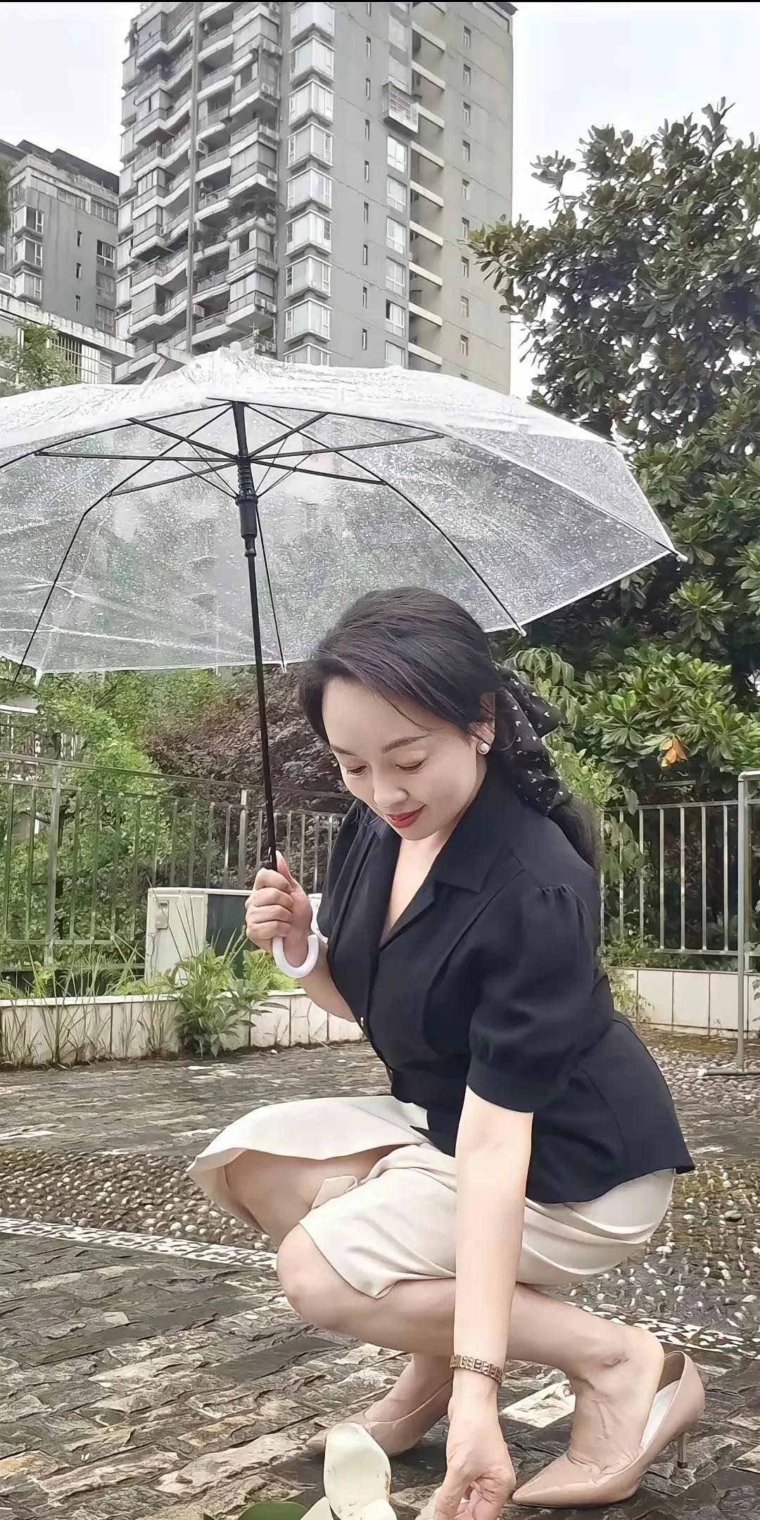 日月如梭，光阴似箭
一眨眼已到中年
生活的烦恼，琐事的羁绊
不免唏嘘慨叹
好想找