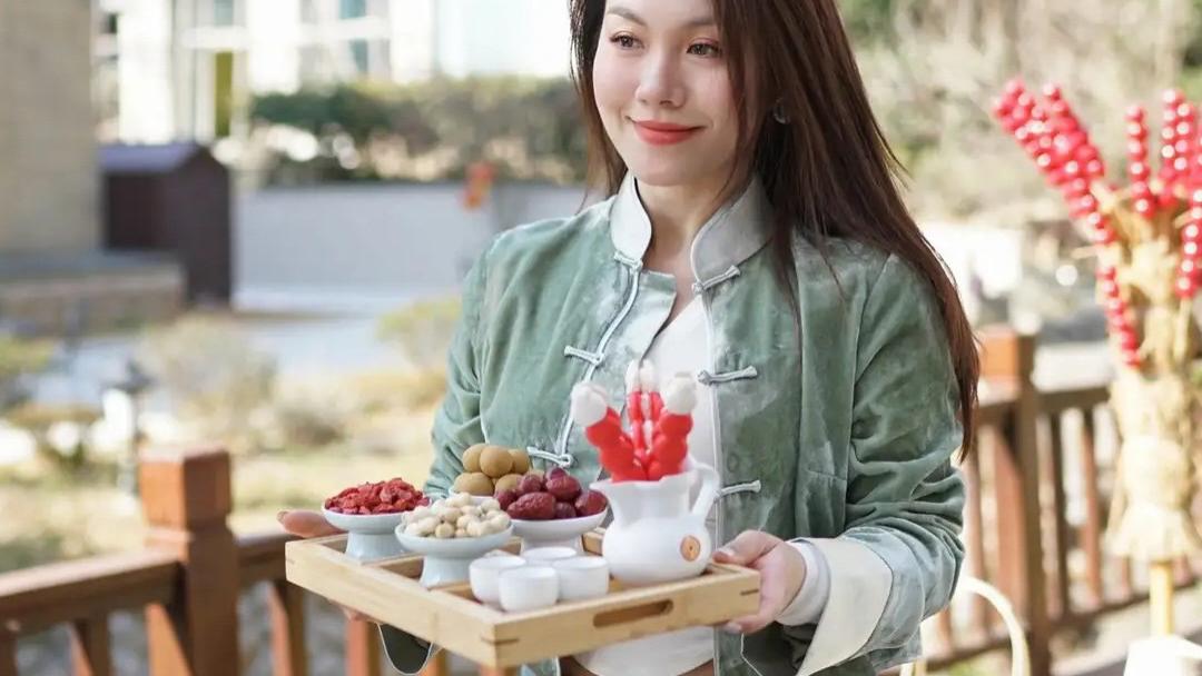 美女出行搭配牛仔裤，拍照惬意出片美