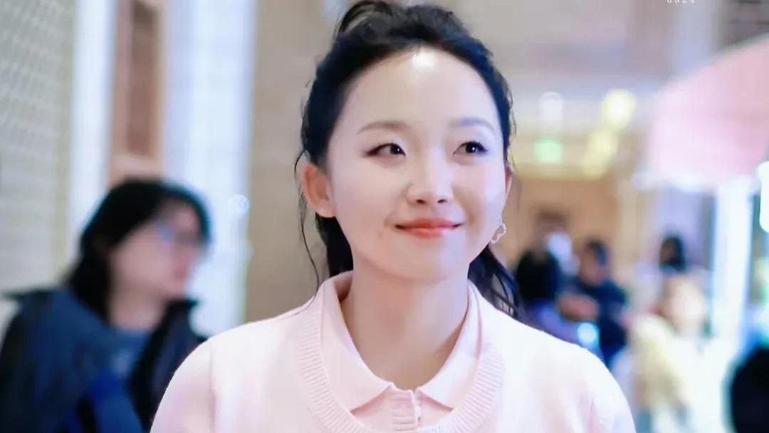 李嘉琦最新路透，网友：这额头太有福气了，现在才适合去演何家喜