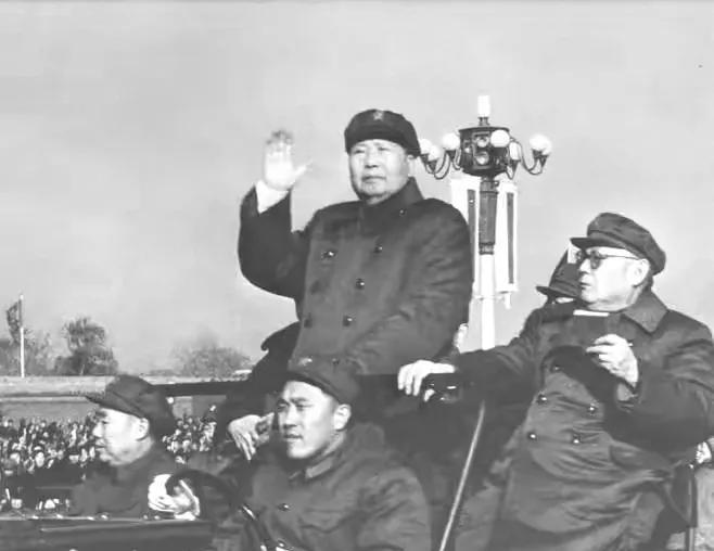 老照片分享。
1966年11月26日，叶剑英在北京天安门广场陪同毛泽东接见外地来