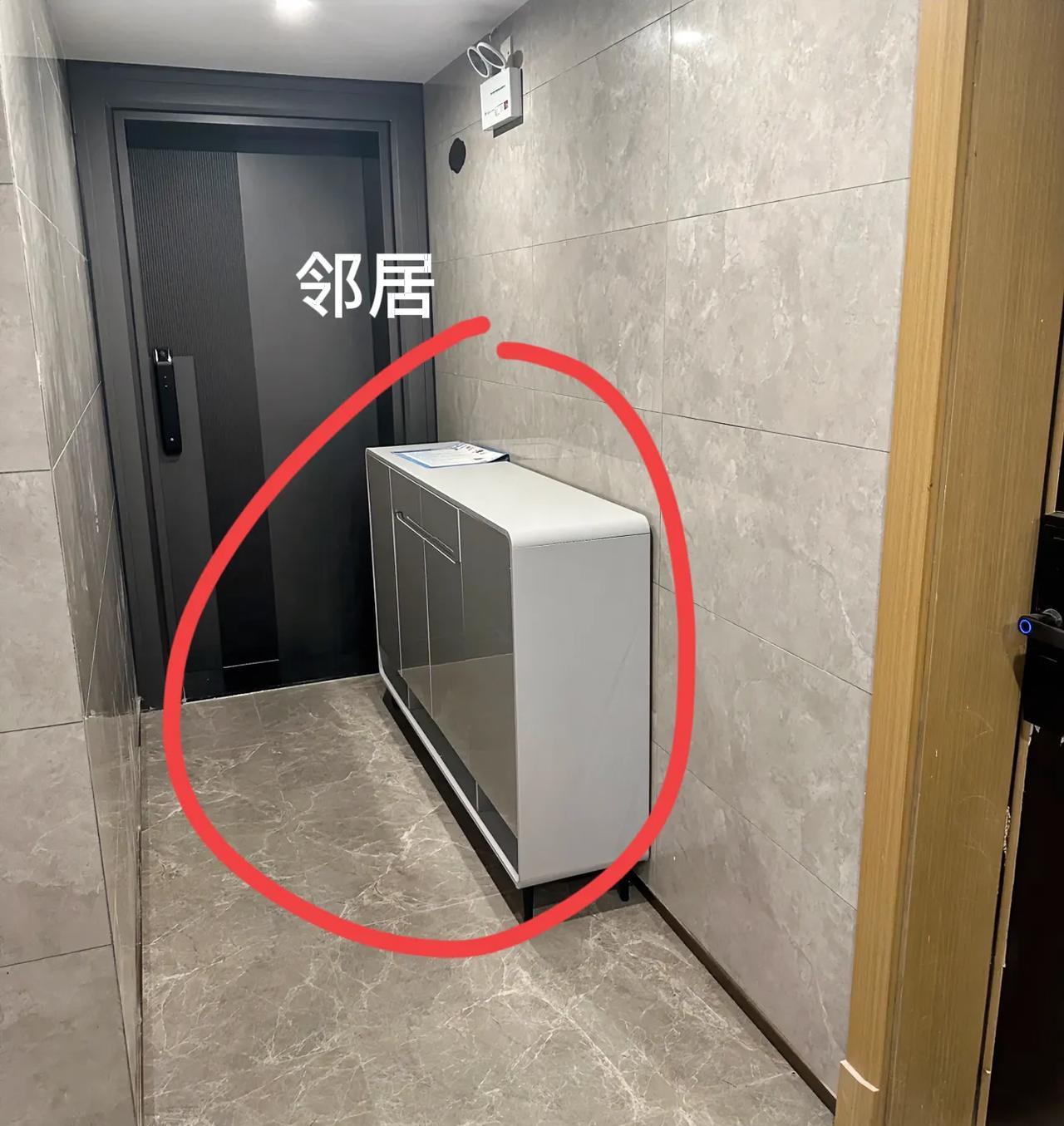 鞋柜非得占用公共空间，
如果你遇到这种邻居该怎么办？