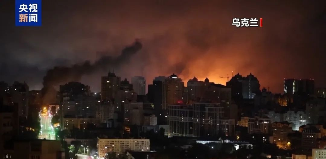 俄罗斯无人机袭击基辅泽连斯基求助美欧











基辅的夜空，被呼啸而