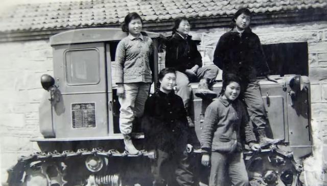 1972年，泥瓦匠张复生娶了城里的女知青，晚上睡觉他发现妻子的腰变粗了。他以为妻