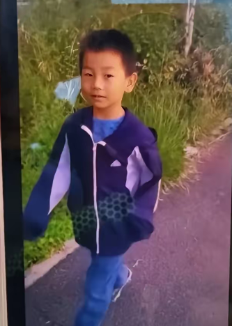 大家都在怪男孩的父母，为什么要放一个自闭症的孩子去夏令营？？
​其实，大家都太激