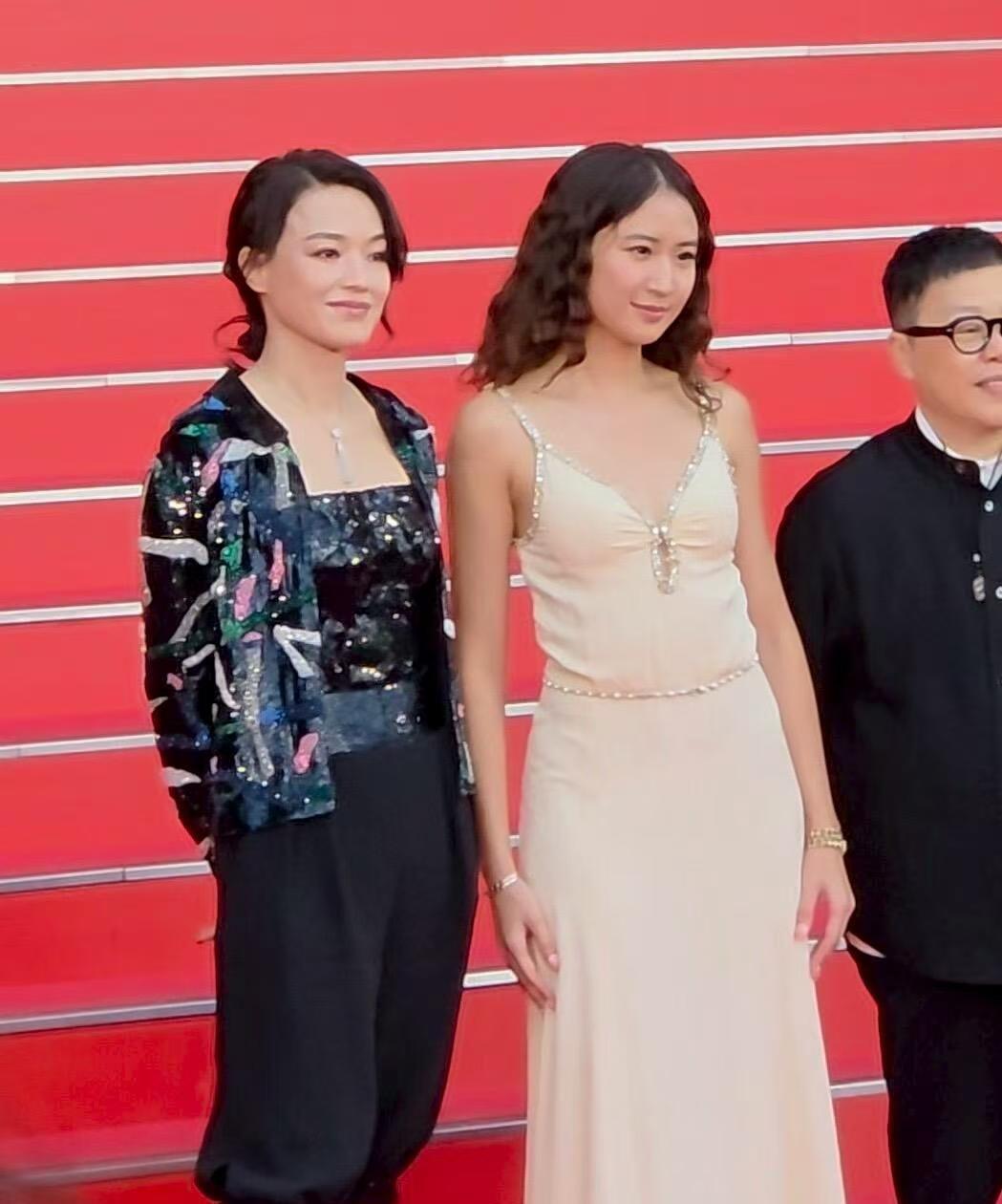 舒淇也太会了吧！这次去釜山电影节，不光带着自己第一次当导演的电影《女孩》，红毯造