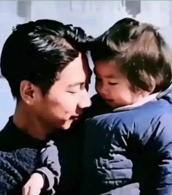 李讷还是第一次见到眼前这位大哥哥毛岸英，瞧兄妹俩亲的！

毛岸英是毛主席的长子，
