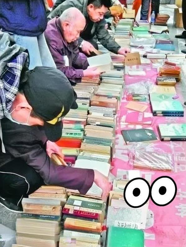 小城的报刊和地摊上的旧时光
前阵子逛早市，看见张大哥蹲在角落地摊前翻东西，凑过去