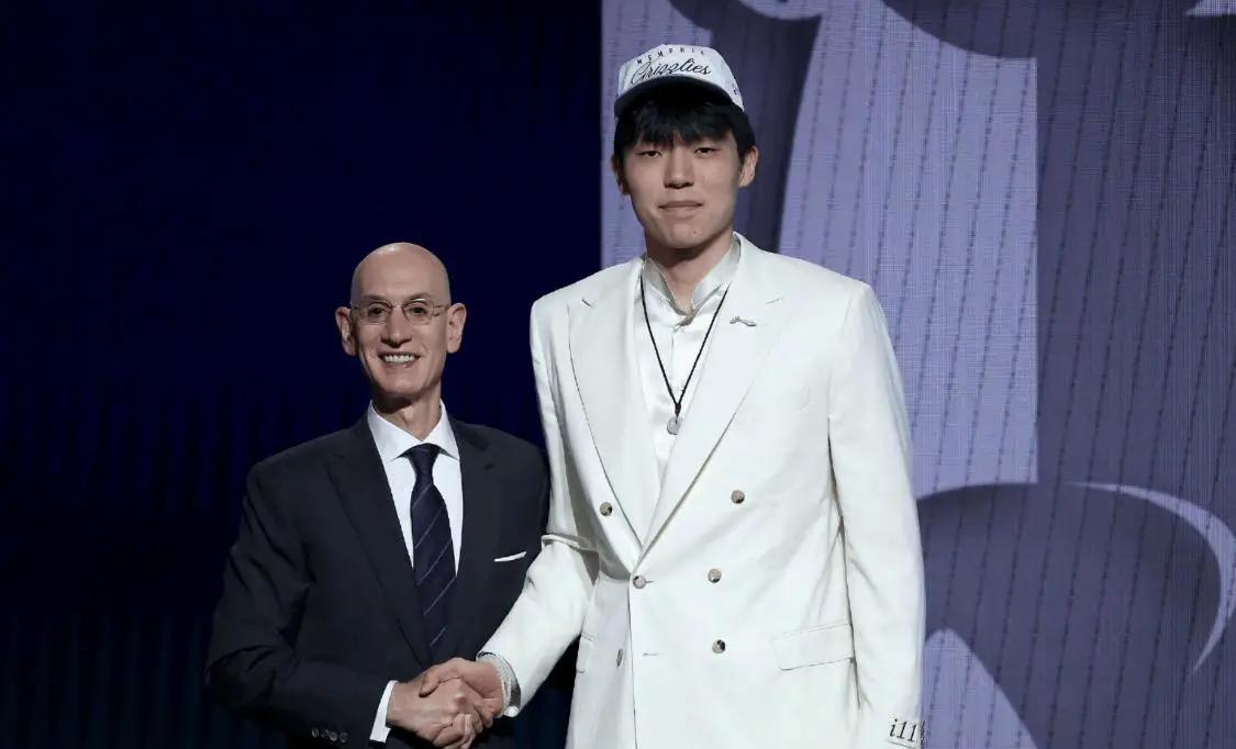 NBA第十六顺位的传承！！！杨瀚森最好的模板是武切维奇。
谁能想到开拓者会在第十