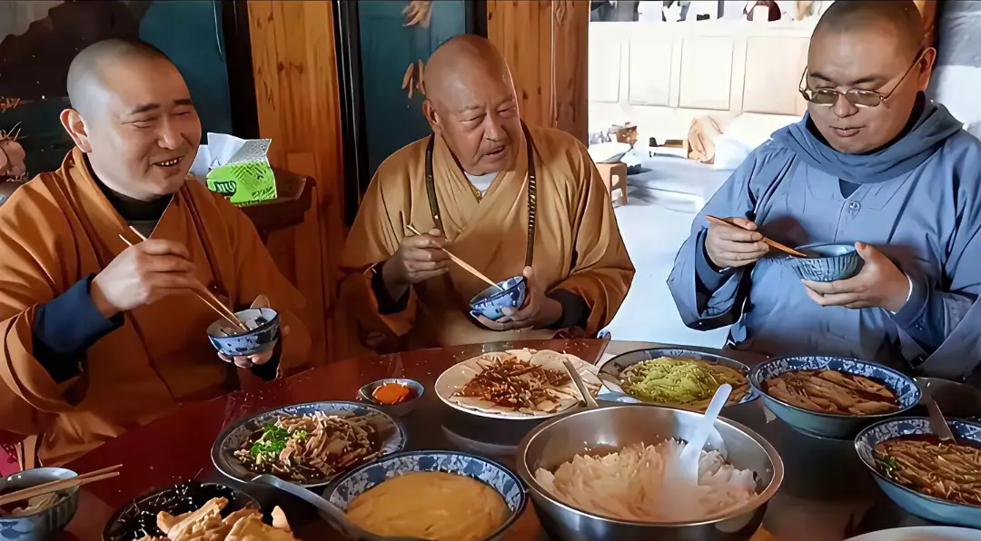 与时俱进，现在的出家人也想开了，酒肉穿肠过，佛祖心中留，该吃该喝