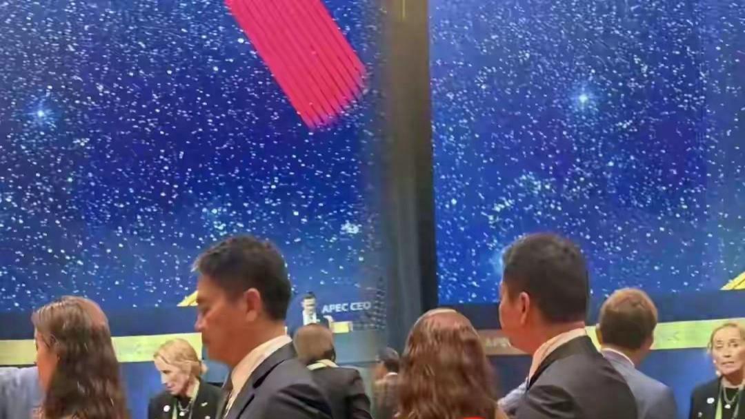 刘强东沦为拎包小弟？调侃引发连锁反应，普通骑手突然火了