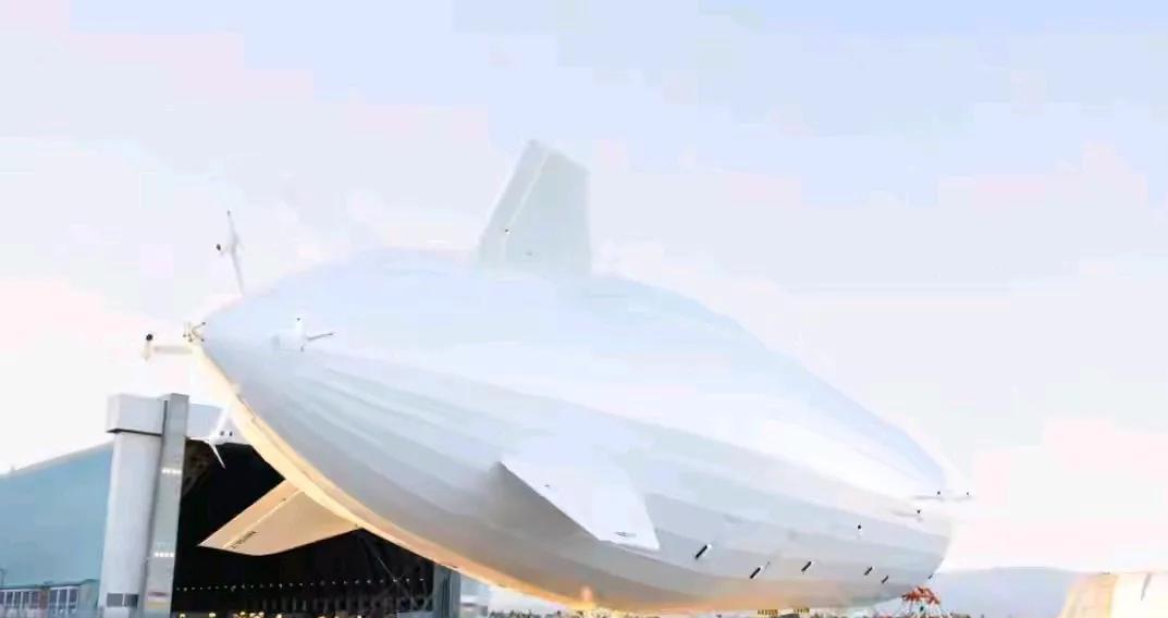 美媒关注中国巨型飞艇，长400米超航母，万米高空预警用途广泛。
中国的军用黑科技