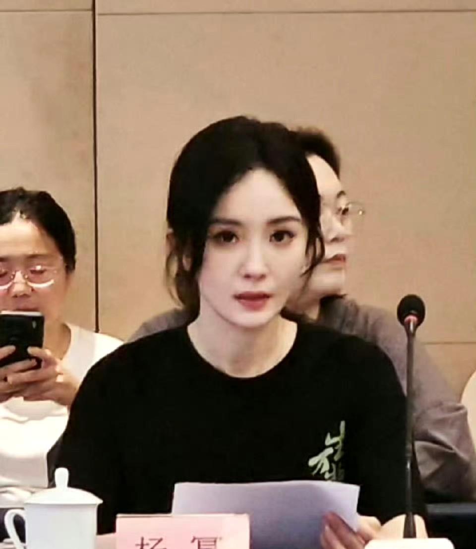 #记录我的2025#
杨幂现身电视剧《生万物》研讨会的路透曝光啦！这部剧由杨幂、