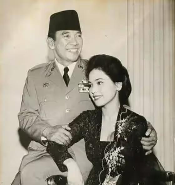1959年，印尼总统苏加诺秘密访问日本，日本人知道他好色，所以特意挑了一个19岁