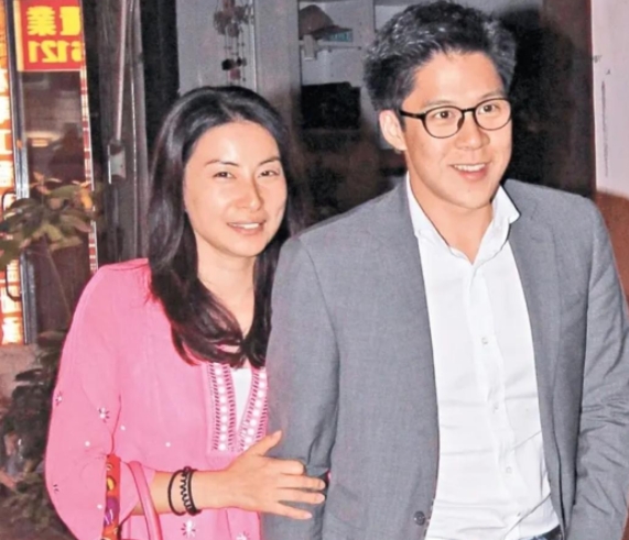 2021年，霍启刚成功当选香港立法会议员。记者就问他:“你这辈子做得最对的一件事