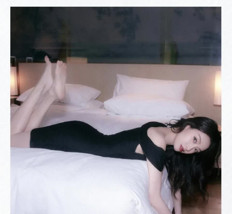 宋茜，黑色短裙，性感长腿💃