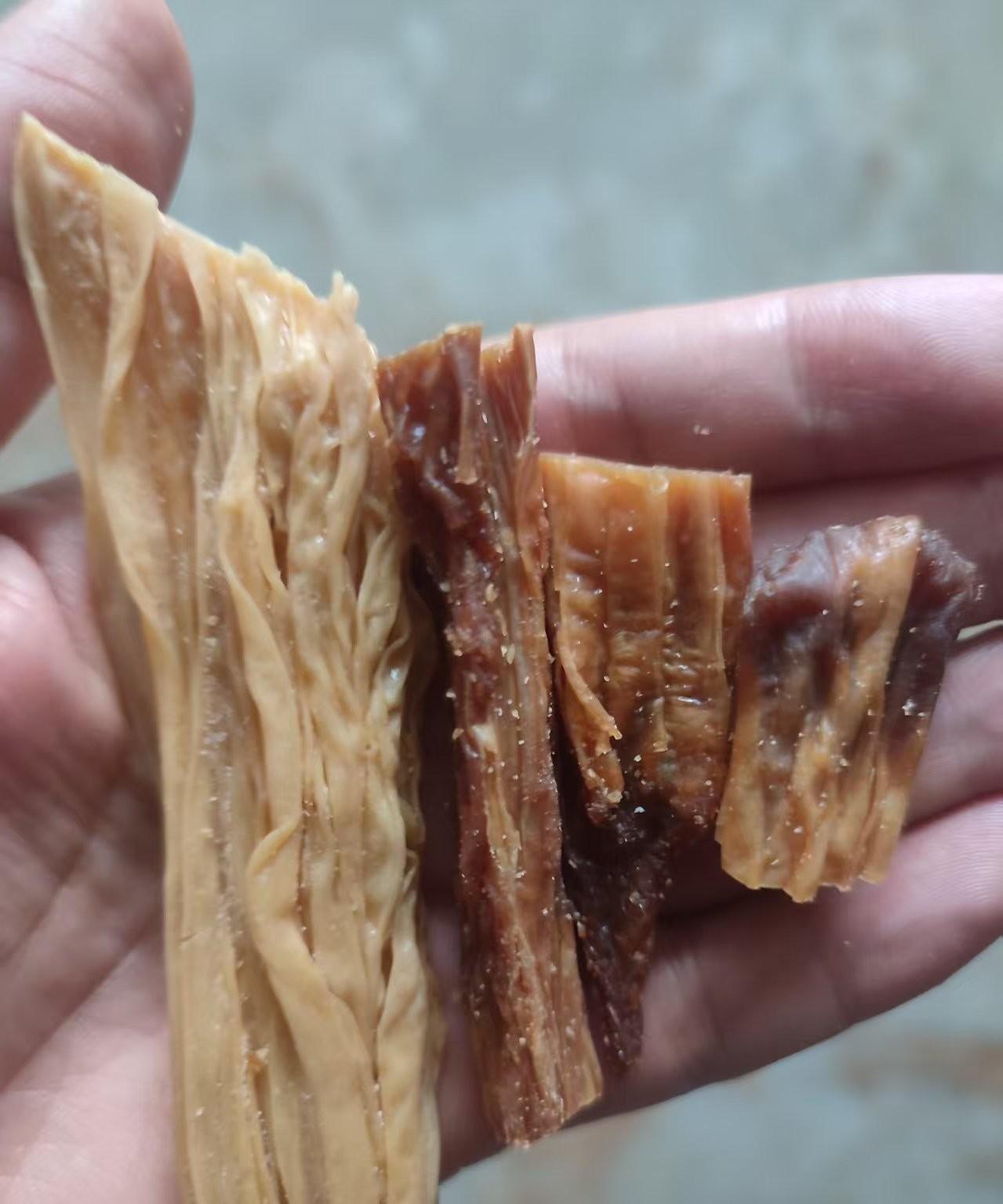 本来今天不想写的，
但又憋不住问一下大家，
你们买过这样的腐竹吗？
前两天，
我