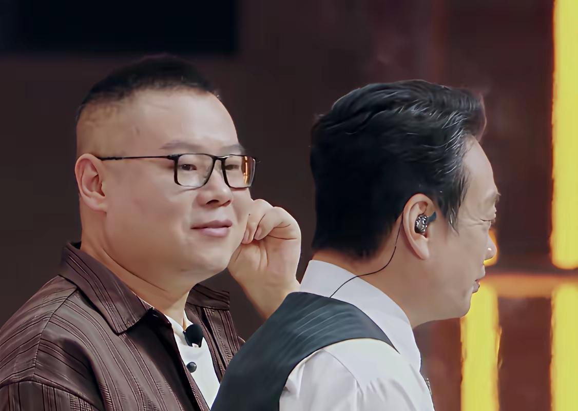 观众台下听相声能不能与演员互动接下茬？
1、主流相声派代表认为：演员台上说相声时