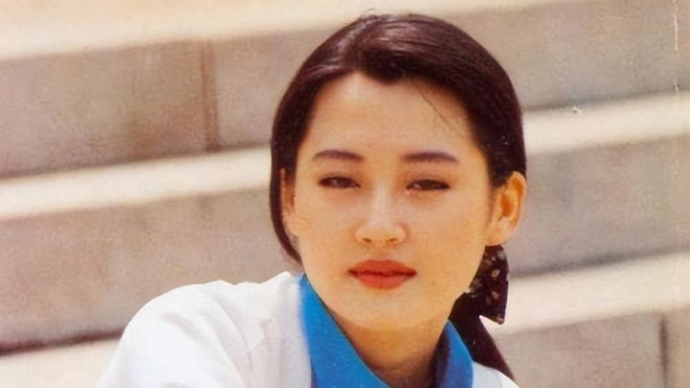 “风流成性、老少通吃”，她一生撩汉无数却单身，54岁仍韵味十足！