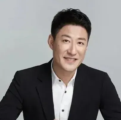 演艺圈特定的演员，只要他一出现，就知道是什么样的风格：
1、于震：只要是他演的都