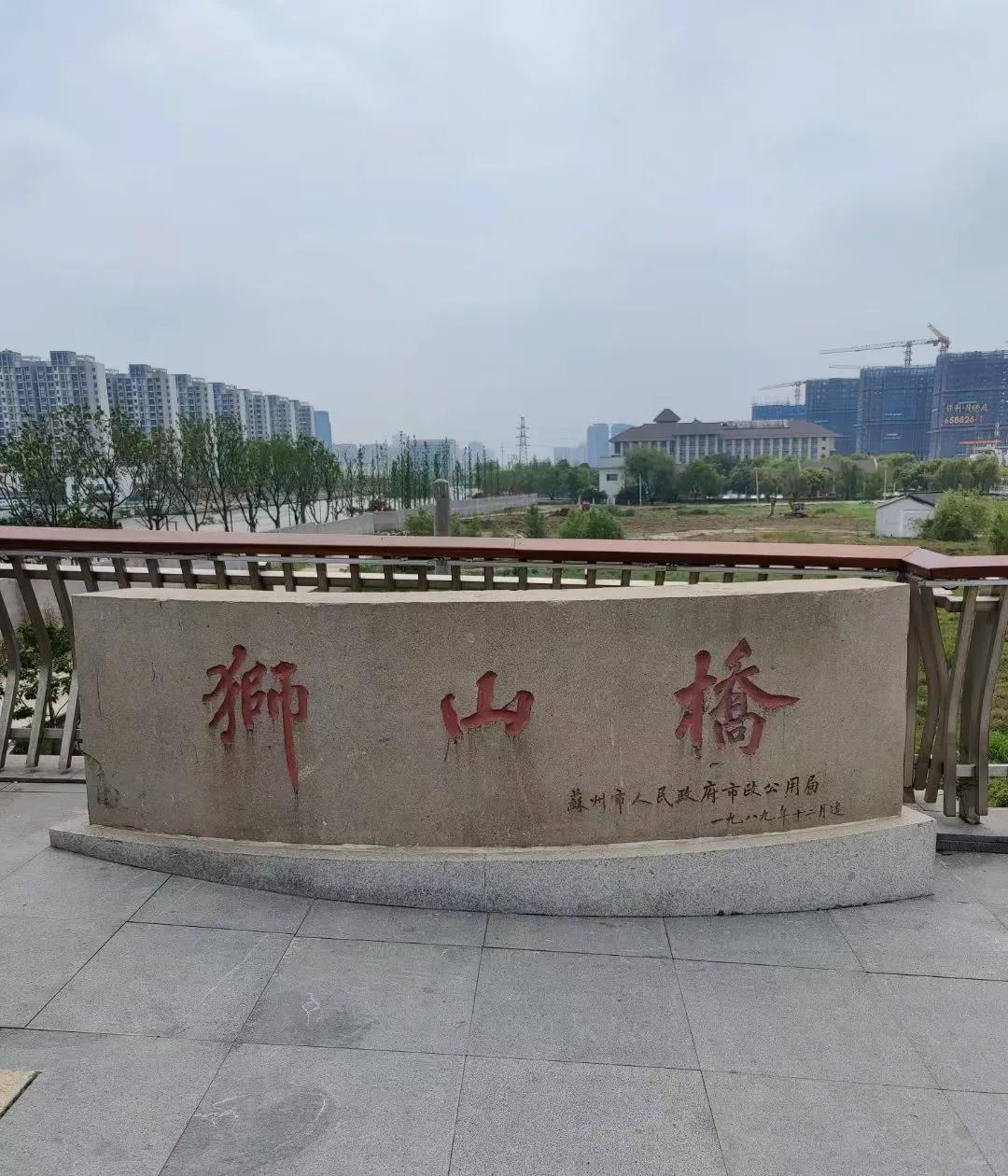 八千座位秒空！
苏州体育中心刚开门就被挤爆。
昨晚中甲首秀，灯光亮到球员眯眼，球