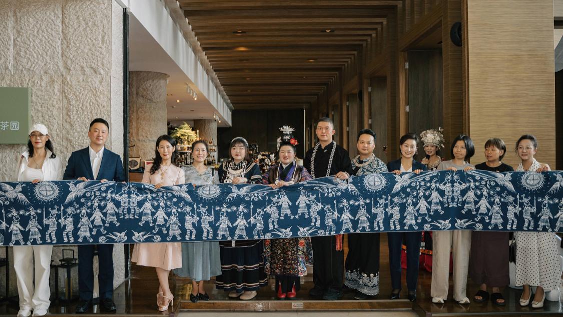 绣场启幕：非遗传承人，展现苗绣的六百天针线史诗