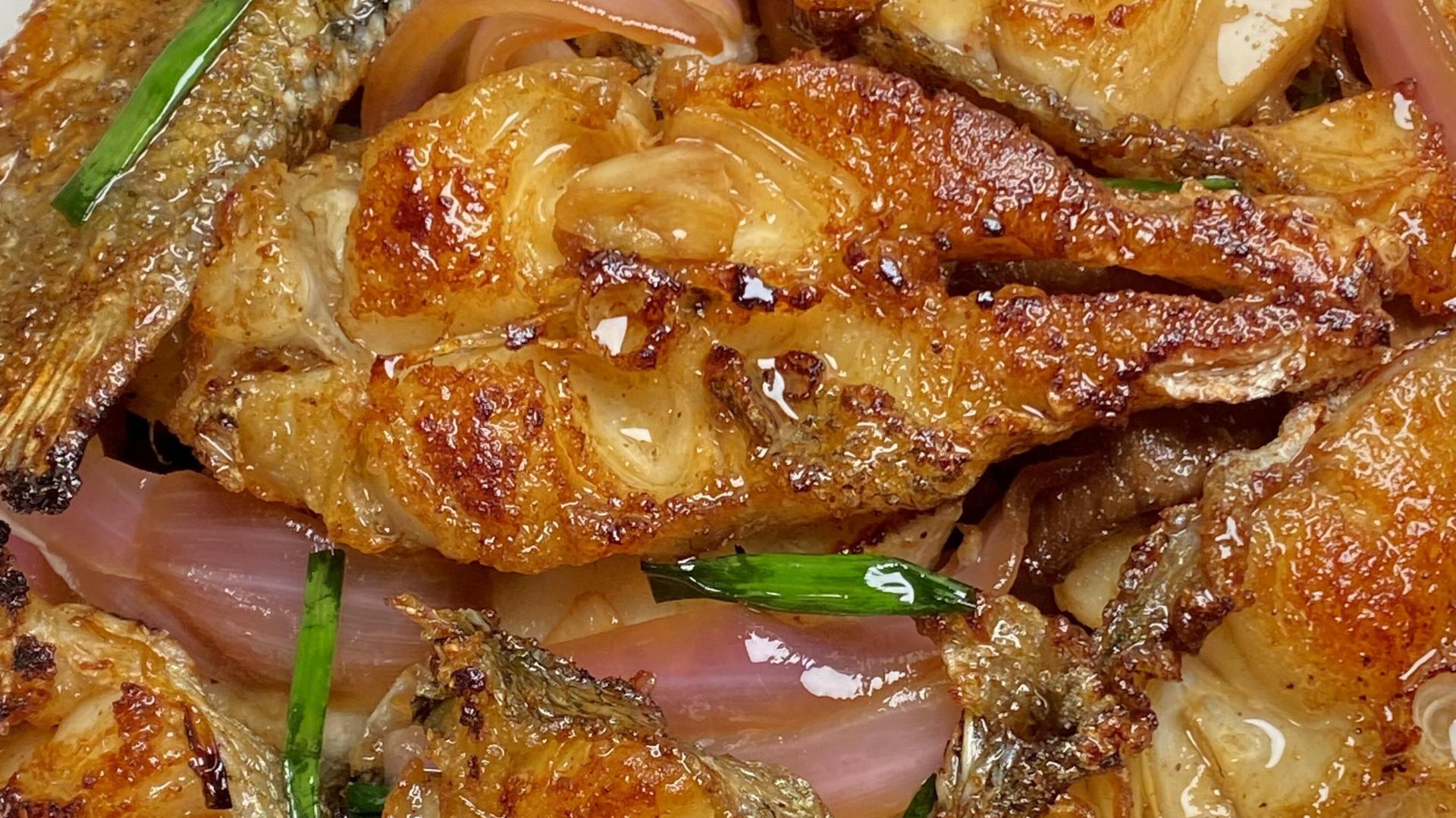 姜葱煎鲈鱼：藏在烟火里的家常鲜香