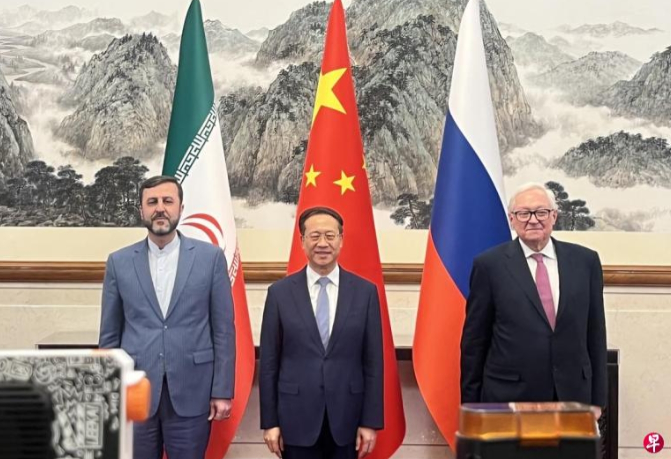 伊朗稳了，中东地区稳了，美国和以色列要不舒服了！3月14日，中俄伊三国在北京会晤