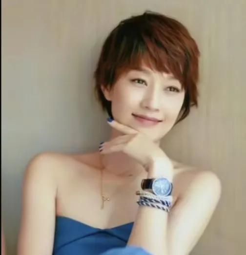 果然骨相好的。什么发型都适合。
而短发也是最考验一个人的颜值。
论短发
马伊琍：