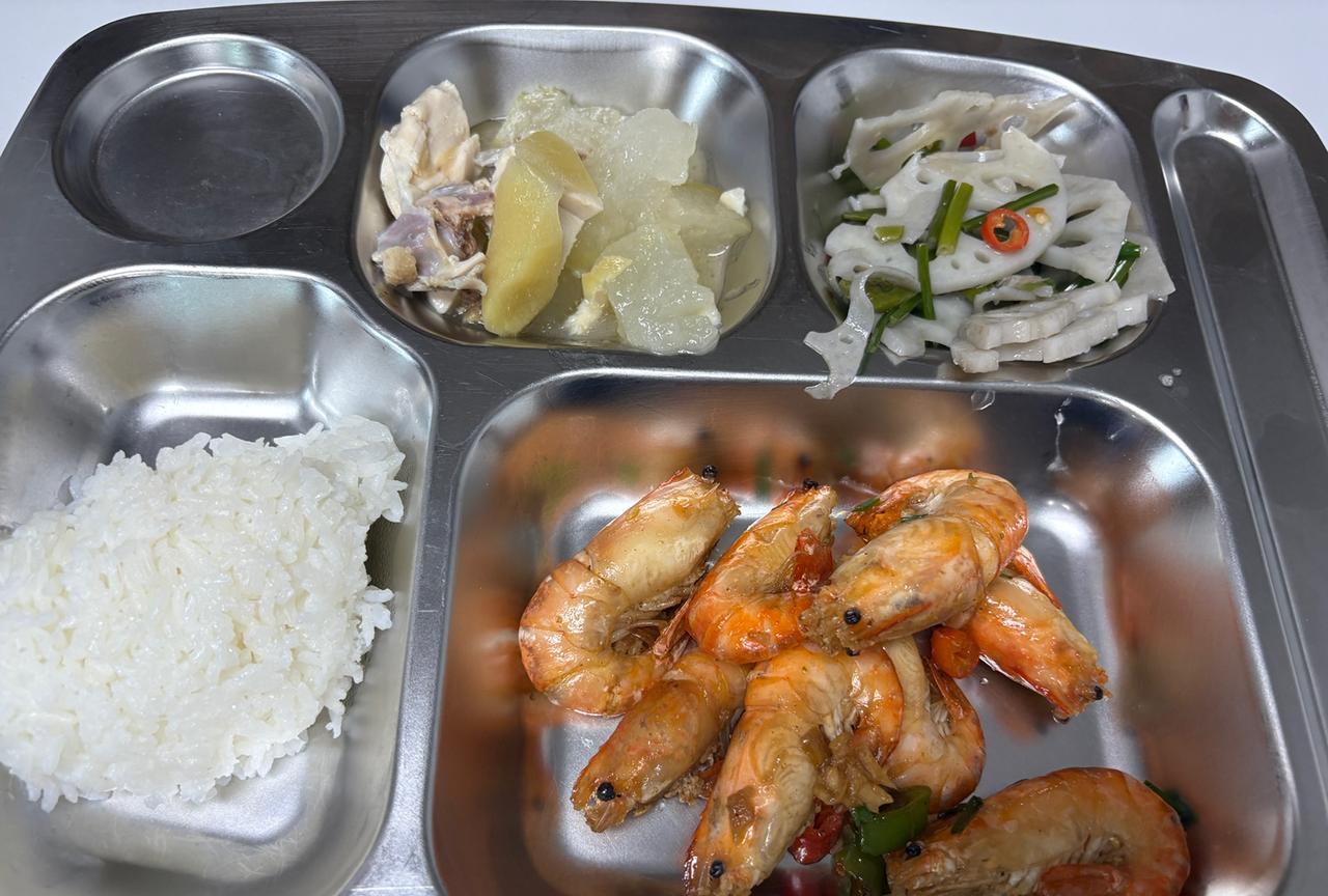 公司的伙食是越来越好了。
最近的伙食，有沼虾，还有牛肉，这两样，以前基本上一个星