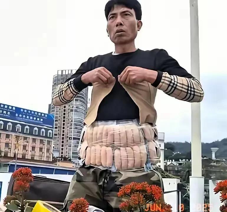 哇，把这么多香肠绑在身上，这也是煞费苦心，受了很多的累，遭了很多的罪呀！结果还是