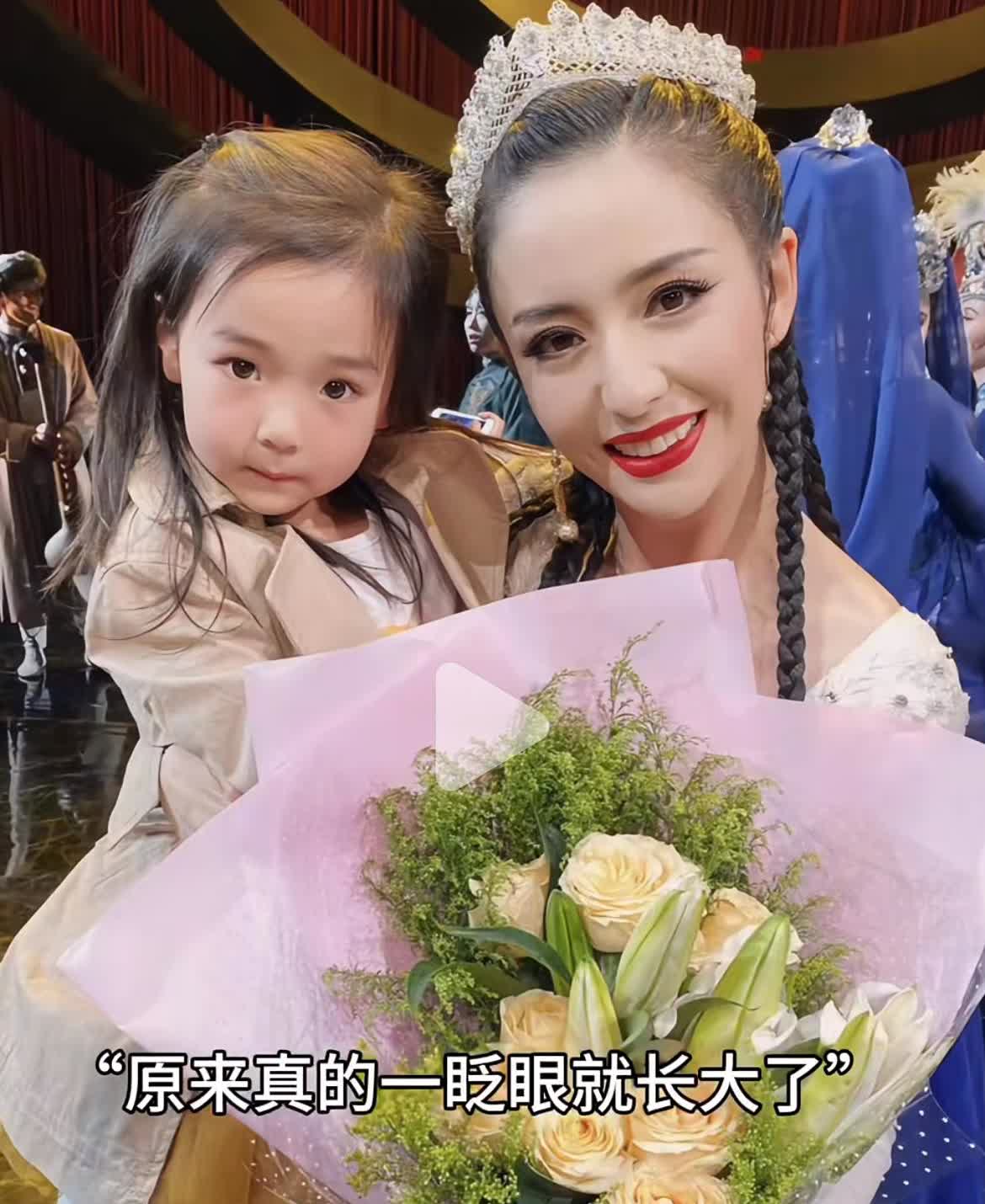 佟丽娅儿子管董璇叫妈！

小酒窝喊佟丽娅妈妈！网友：这闺蜜情我服了。

