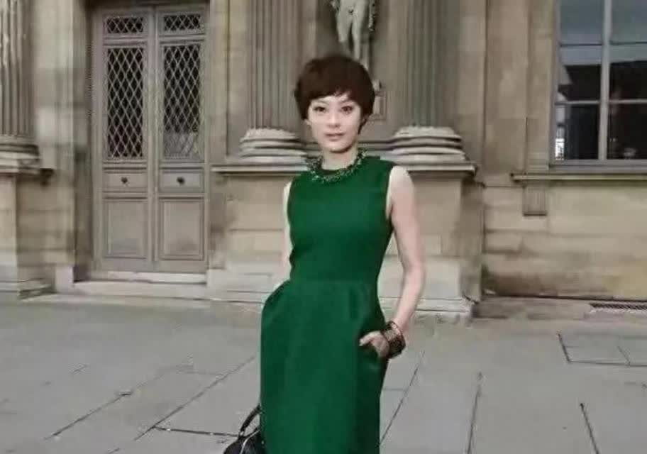 ”孙俪又美到国外去了！一身绿色连衣裙高级又洋气，气质都升华了！“

孙俪站在