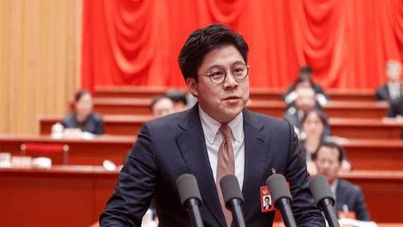 45岁霍启刚当选省文联副主席，两会直击“内卷”痛点！