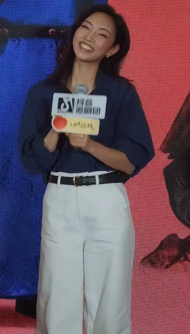 被骂还笑
演员的心理素质果然不一般
