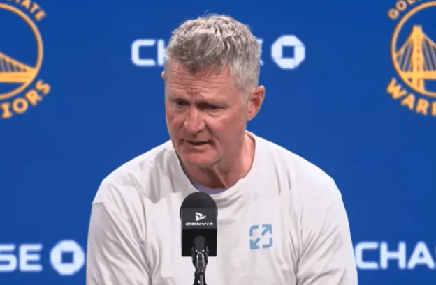 NBA常规赛，勇士将在主场对阵国王。
赛前勇士主教练科尔接受了记者采访，谈到了交