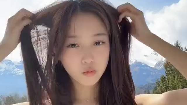 赵薇15岁女儿小四月露面！穿吊带裙清纯可爱，模样一点不像妈妈