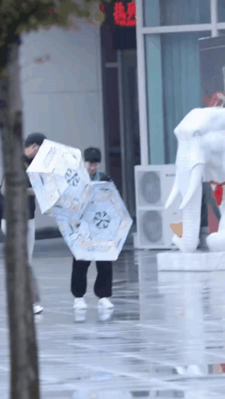 翔哥对莎莎太好了！前两天北京下雨的时候，翔哥和莎莎一起外出。
一出门，莎莎的伞就