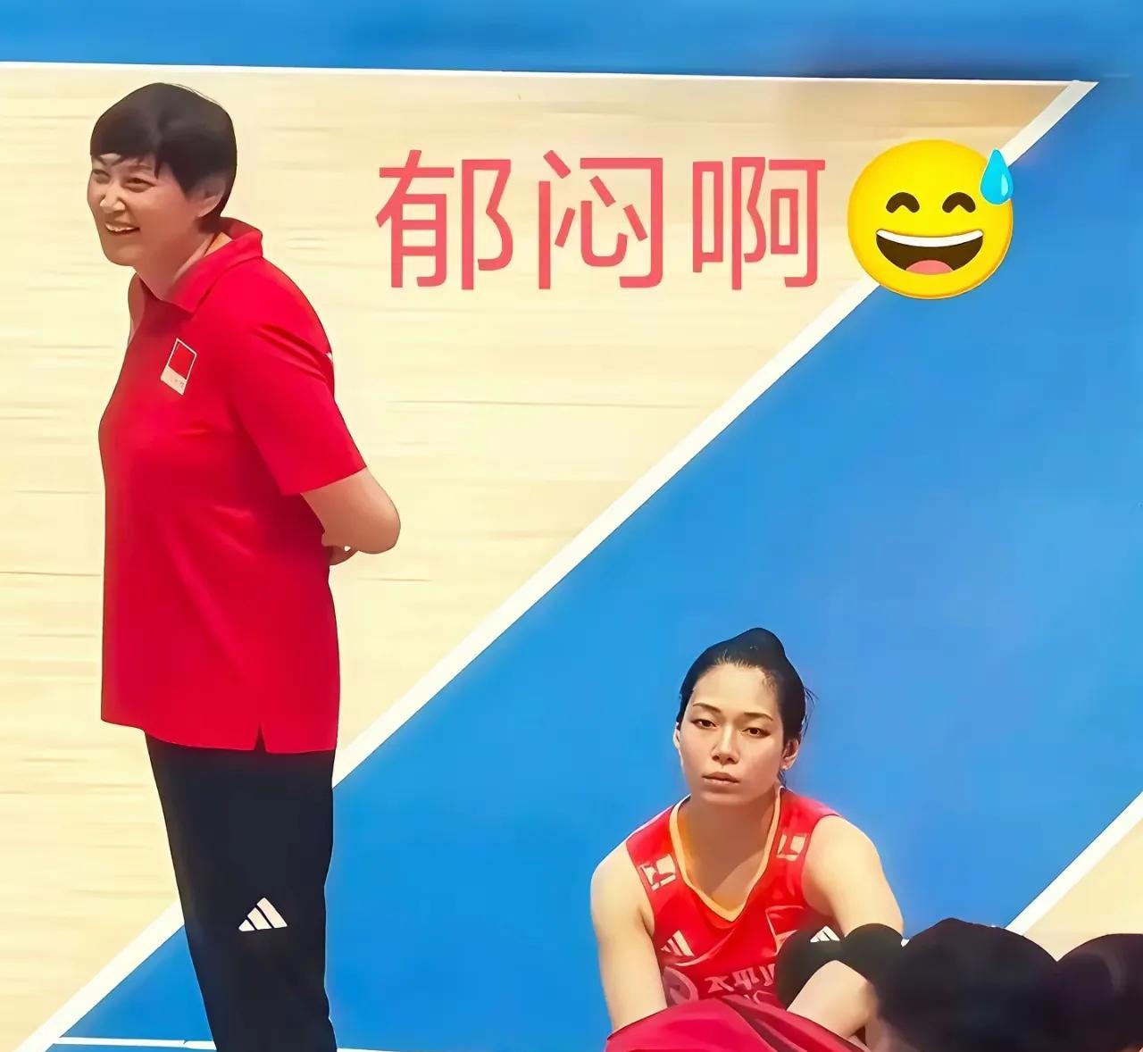 庄宇珊有些郁闷了。世联赛香港站，与意大利队的比赛结束后，她独自坐在场边，愁绪满怀