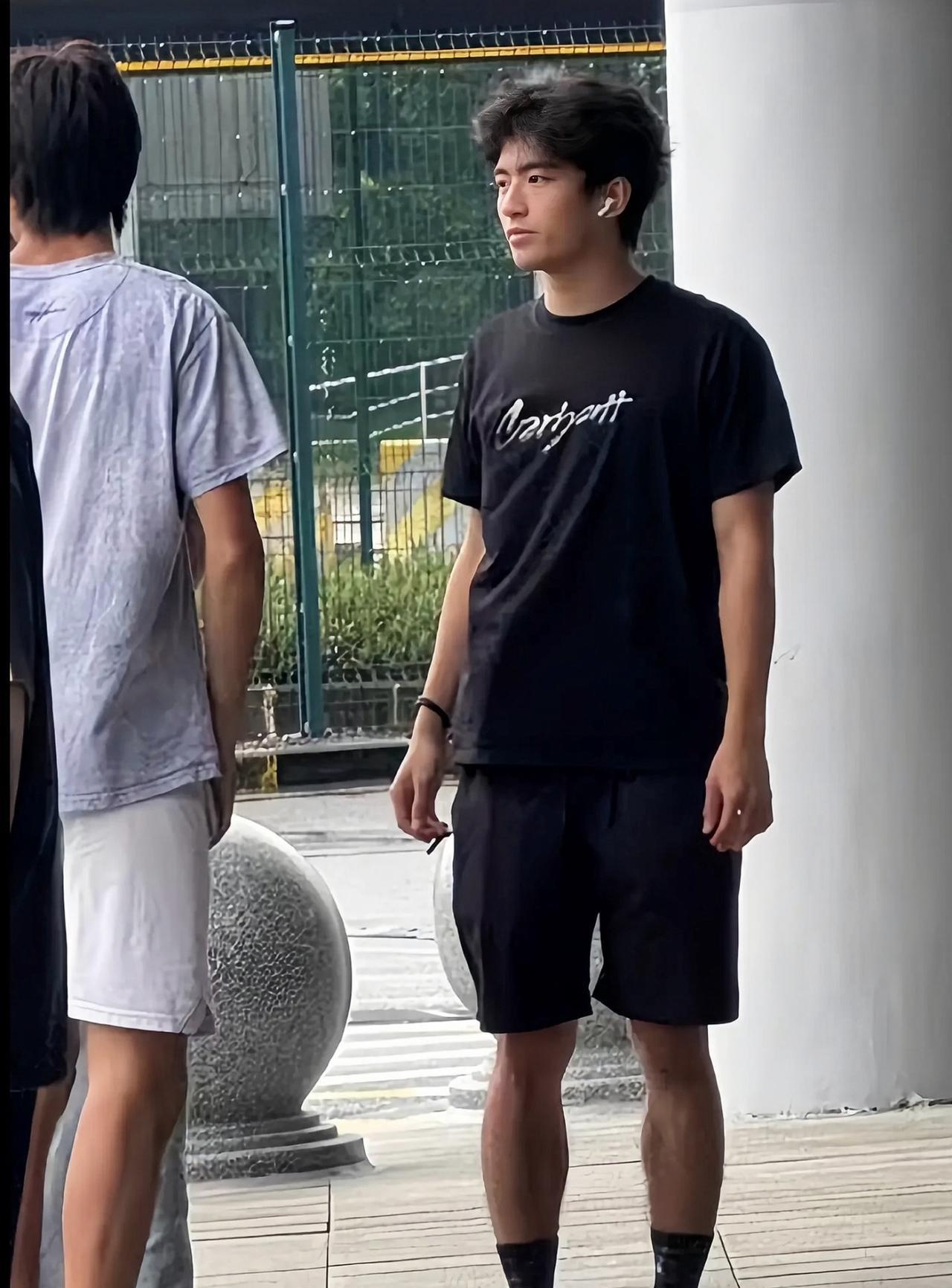 谢霆锋的儿子近照，他与同学现身深圳口岸的画面。
谢振轩是谢霆锋的长子，长得有点像