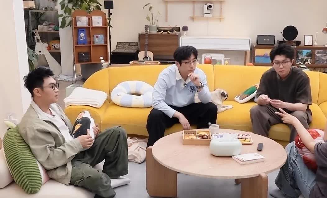 李雪琴问白客：“白哥你原来也是上班吧？”大鹏：“他现在也是上班。”白客：“现在不