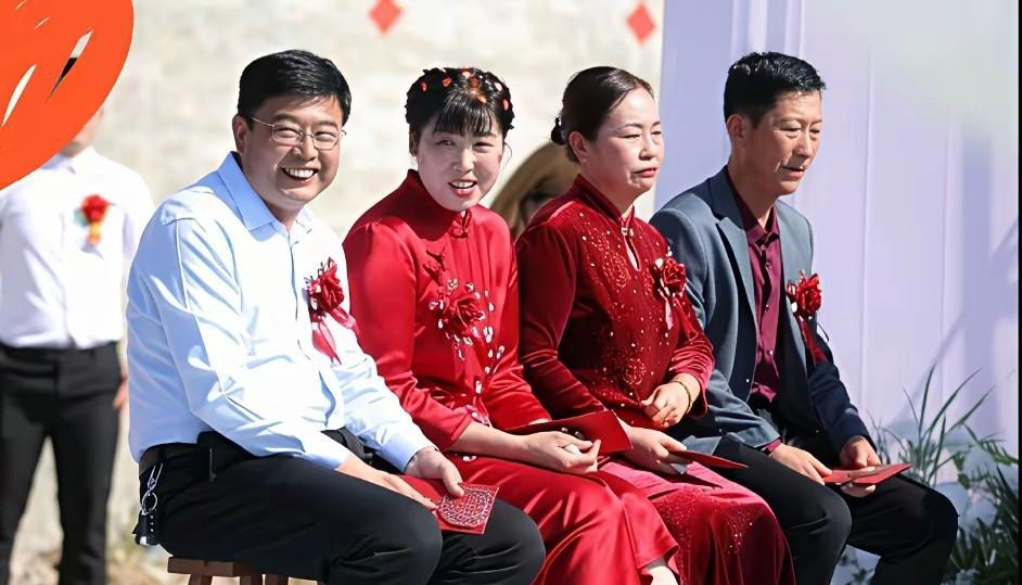 【到底笑的是哪一方的父母？】
这是一对儿新人结婚时，双方父母在一起的情形。有两人